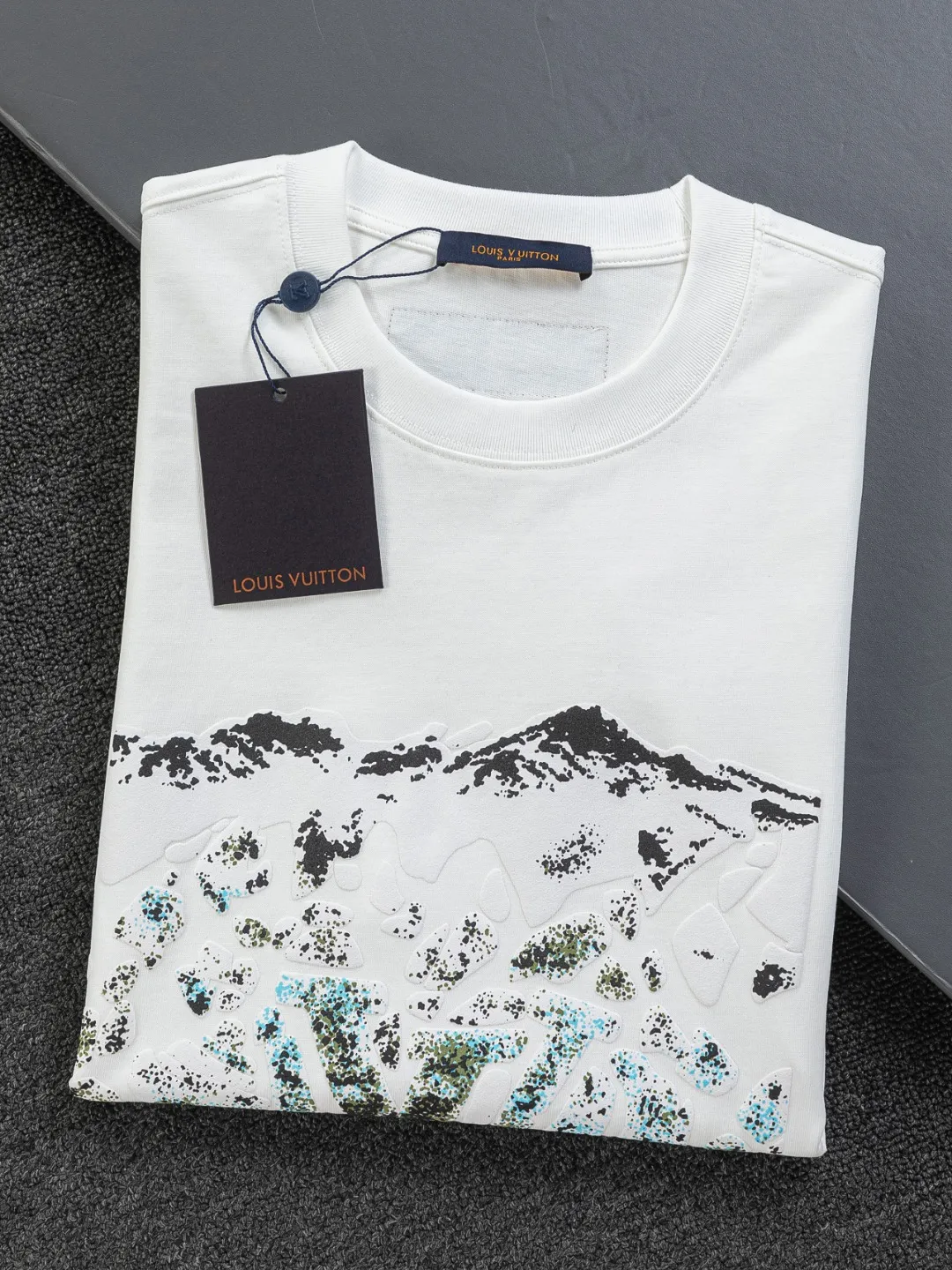 🅿️190 Louis Vuitton 1V LV lv slightly wide version S-XL LV 26ss new products are available at counters at the same time. Multiple craftsmanship Snow Mountain🏔️Ski⛷️Flocked Foam Print Ski⛷️ series T-shirts, the front foam print combines snow mountains, forests and abstract cracks, with the LV logo hidden, full of artistic sense. Round neck short-sleeved T-shirt, same style for men and women! Consigned to one-to-one creation. Synchronized with the official website, pure cotton fabrics at the counter! It is close to the skin and comfortable, durable and easy to wear. It has a classic and simple logo design and meticulous original craftsmanship. Short-sleeves, a must-have item for men, do not appear to be the same for the general public, but must be unique and eye-catching. This LV short-sleeve is all about quality, comfort, the same shape and fashion as always, including fabrics and cutting techniques. All of them have been made with great effort! 320 grams of washed pure cotton fabric, pure cotton is breathable, very refreshing and comfortable for daily wear. The rib knitting on the neckline is smooth and tight, and the neckline will not be skewed if you toss it at will. The loose version, you will find that it looks really good on the upper body. The overall is minimalist and neat, super versatile for daily use! Pair it casually with a pair of pants for a youthful look. A T-shirt will make your outfit crazy. It is a fashionable item that can never go wrong! Color: Black White Size: S-XL Size chart: S: Shoulder width 50-Bust 56-Length 70 M: Shoulder width 52-Bust 57-Length 72 L: Shoulder width 54-Bust 59-Length 74 XL: Shoulder width 56-Bust 62-Length 76